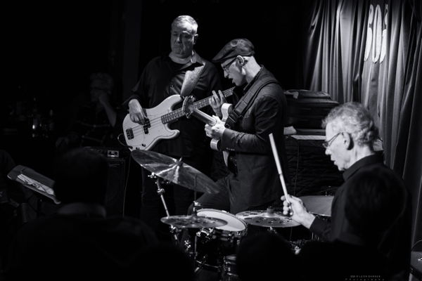 Pete Roth gitaar Bill Bruford drums Mike Pratt bas @ TivoliVredenburg 2027-02-06