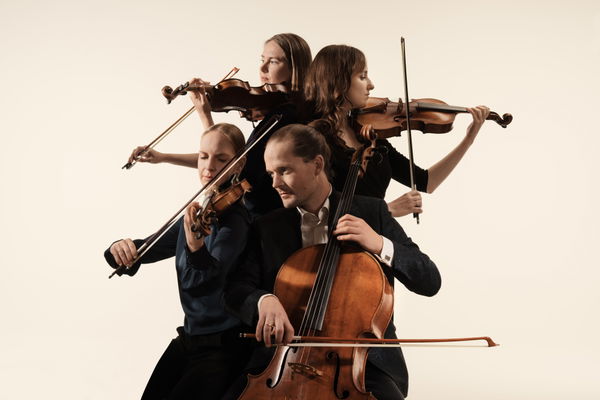 Dudok Quartet Peter Leung regie, choreografie Sophia Simensky scenografie, kostuums Mike Evers lichtontwerp @ TivoliVred