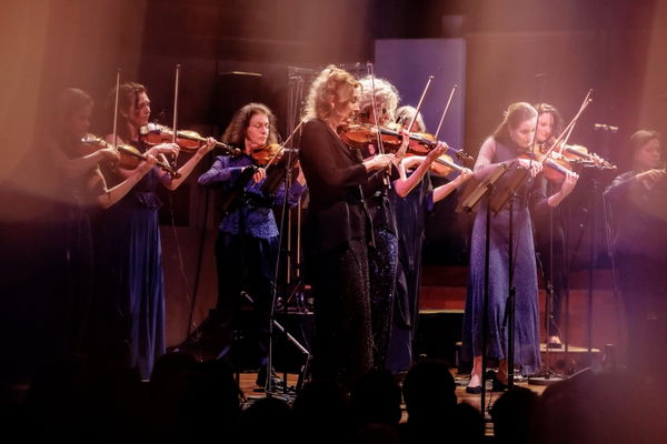 Amsterdam Sinfonietta Jonathan Morton leiding & viool Huub van der Lubbe zang @ TivoliVredenburg 2027-01-23