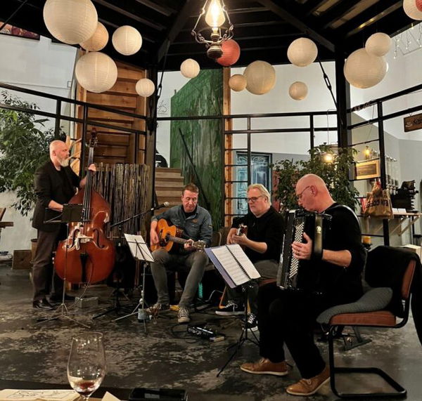 NEW FRENCH TOUCH met swingjazz