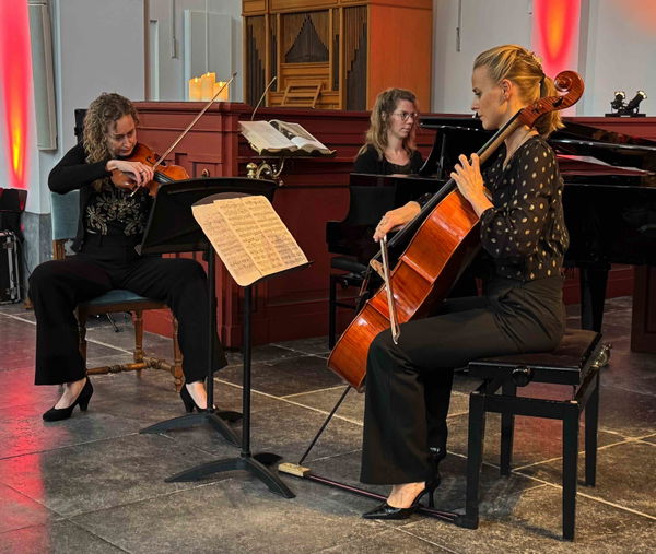 Trio Panache: Sabine van Lier - viool, Marte Gerritsma - vleugel & Elizabeth Schijns - cello