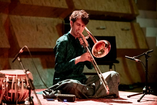 Nederlands Blazers Ensemble Sabir Khan sarangi Niti Ranjan Biswas tabla Arjan Linker trombone @ TivoliVredenburg 2027-05
