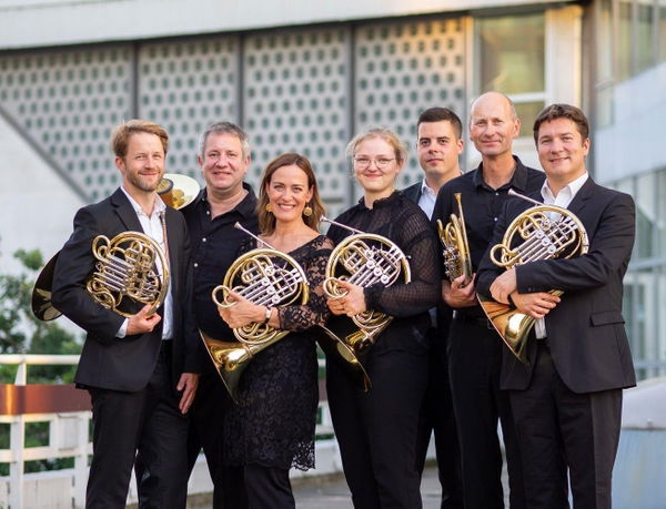 Hoornisten van de Berliner Philharmoniker : Stefan Dohr, Yun Zeng, Paula Ernesaks, László Gál, Johannes Lamotke, Georg S