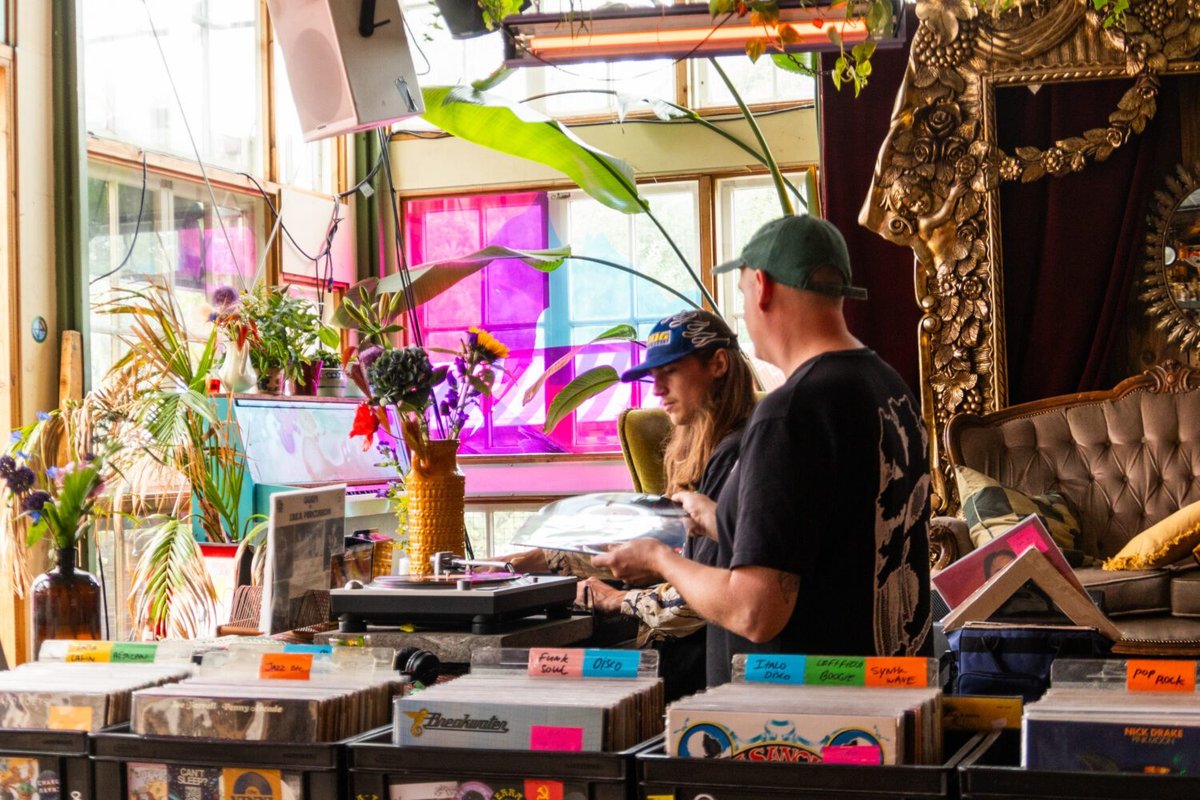 Bazaar Alles Verrassing @ Motel Mozaïque 2027-04-15